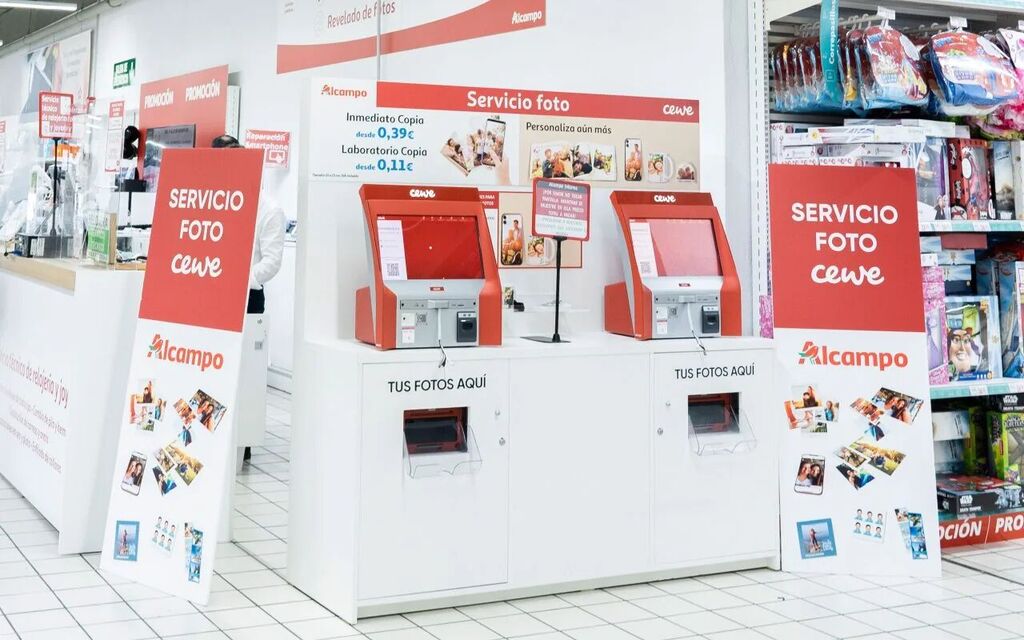 Cabinas de fotos para servicios fotográficos CEWE en una tienda.