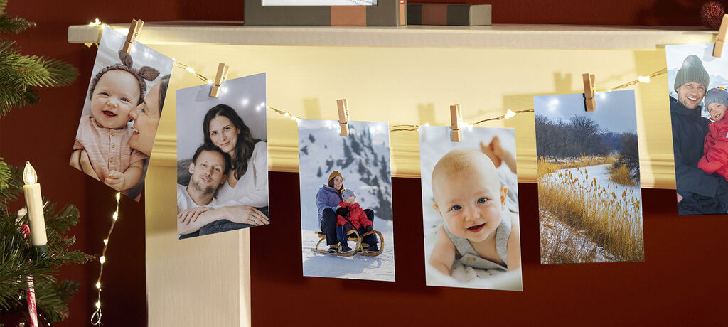 Una galería creativa de fotos coloridas con recuerdos colgados cuidadosamente.