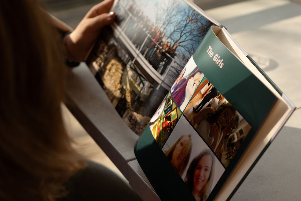 Una persona hojea un álbum de fotos con recuerdos bonitos.