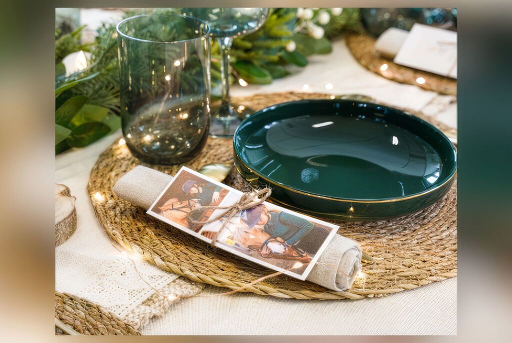 Plano de mesa festivo con vajilla verde y foto personalizada sobre la servilleta.