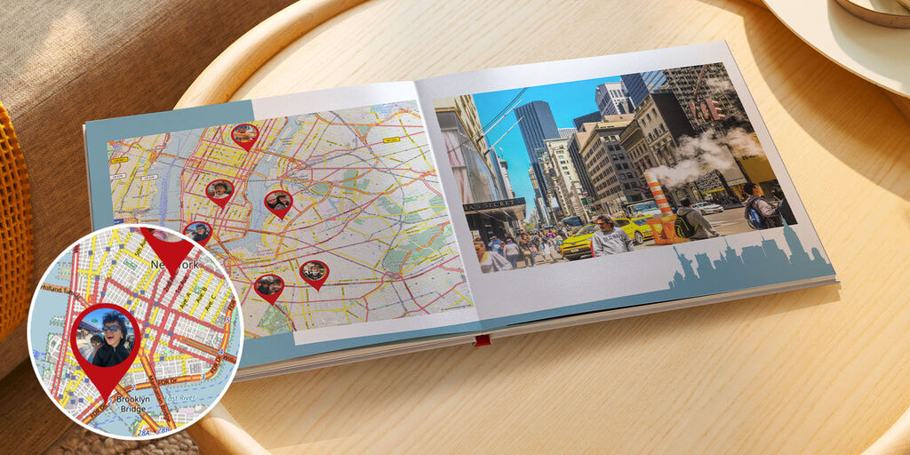 Un álbum de fotos CEWE abierto sobre una mesa de madera. Una página muestra un mapa con símbolos que marcan lugares favoritos.