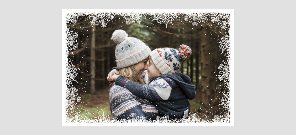 Dos personas con gorros de invierno están de pie en la naturaleza.