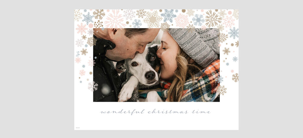 Una familia con ropa abrigada disfruta de un bonito momento en la nieve con su perro.