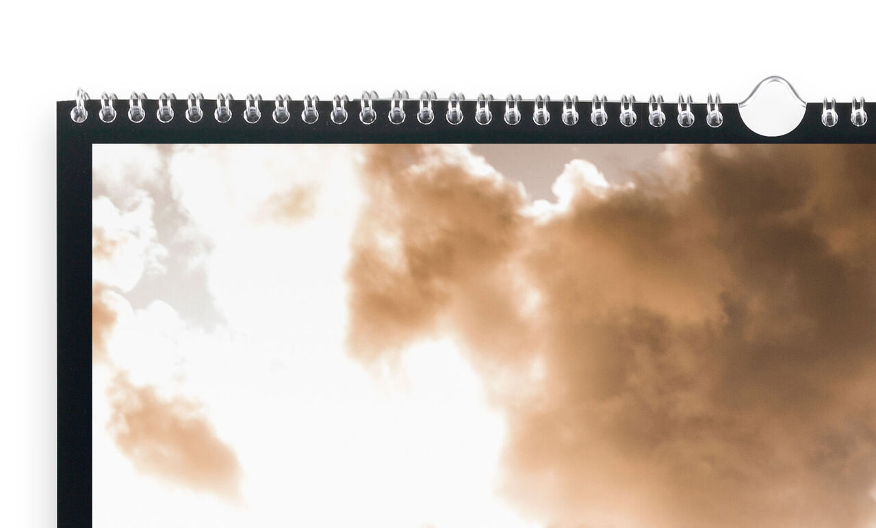 Hermoso calendario fotográfico con nubes y luz.