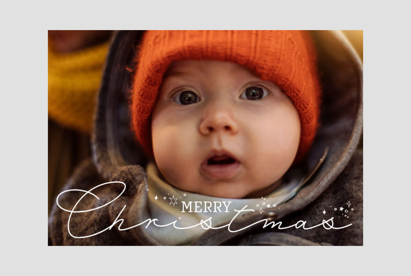 Una persona feliz lleva un abrigo de lana disfrutando de la Navidad al aire libre.