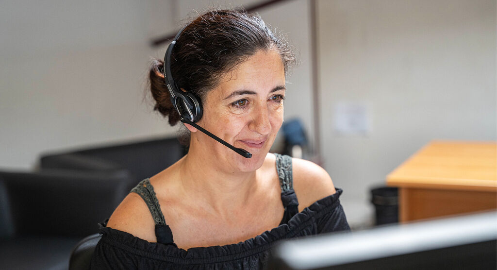 Una persona con auriculares trabaja concentrada en el ordenador