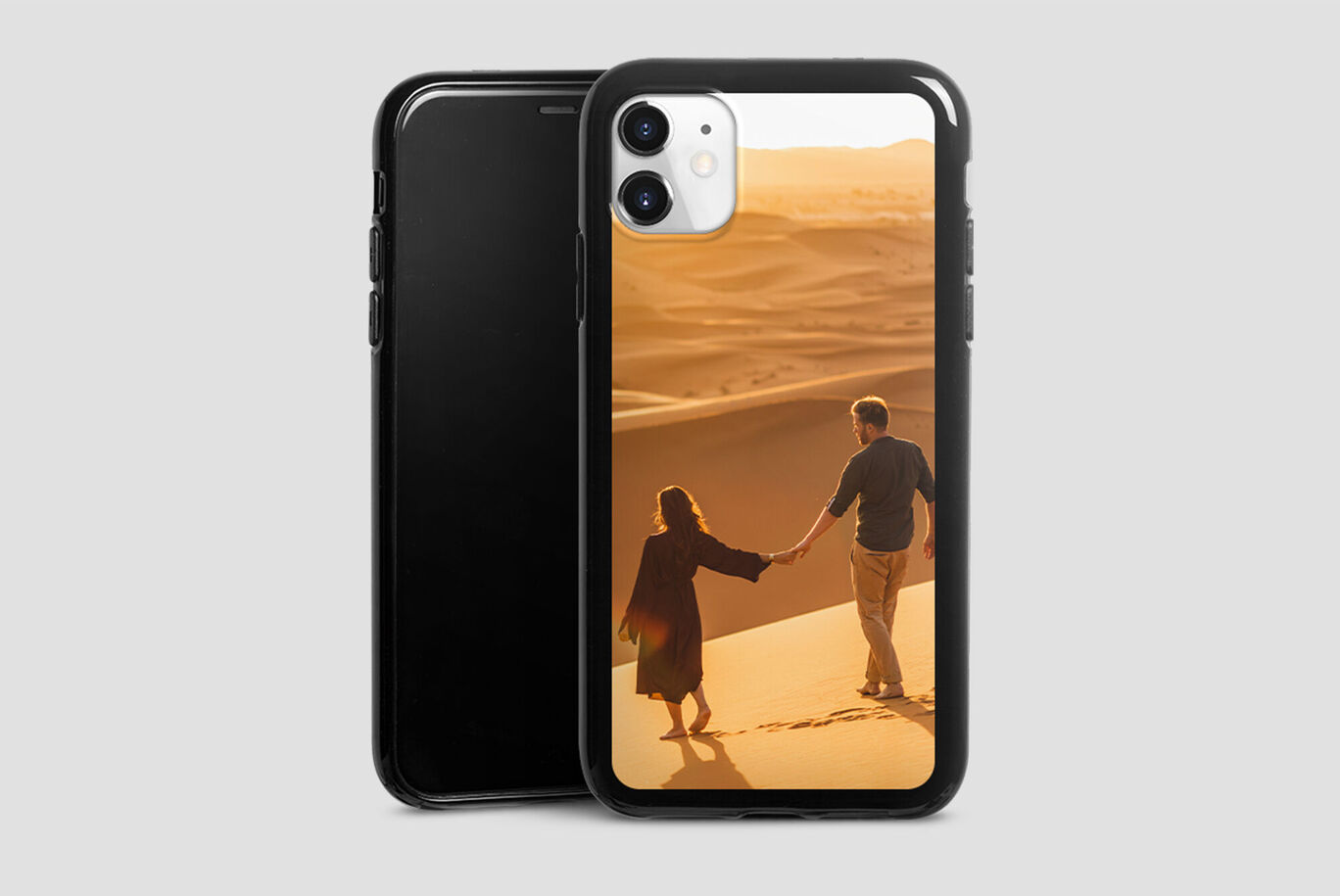 Pareja de la mano caminando por la playa