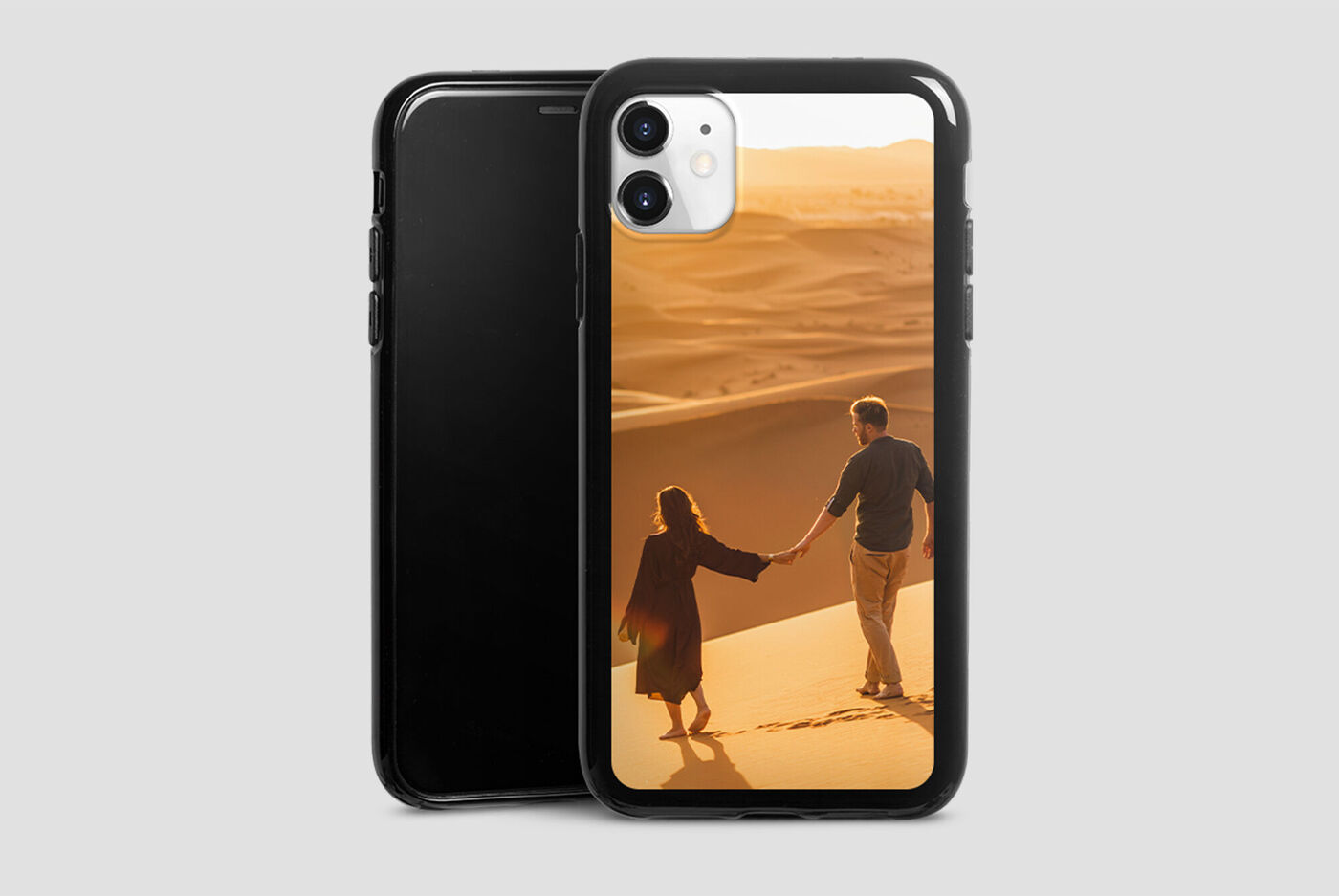 Pareja de la mano caminando por la playa