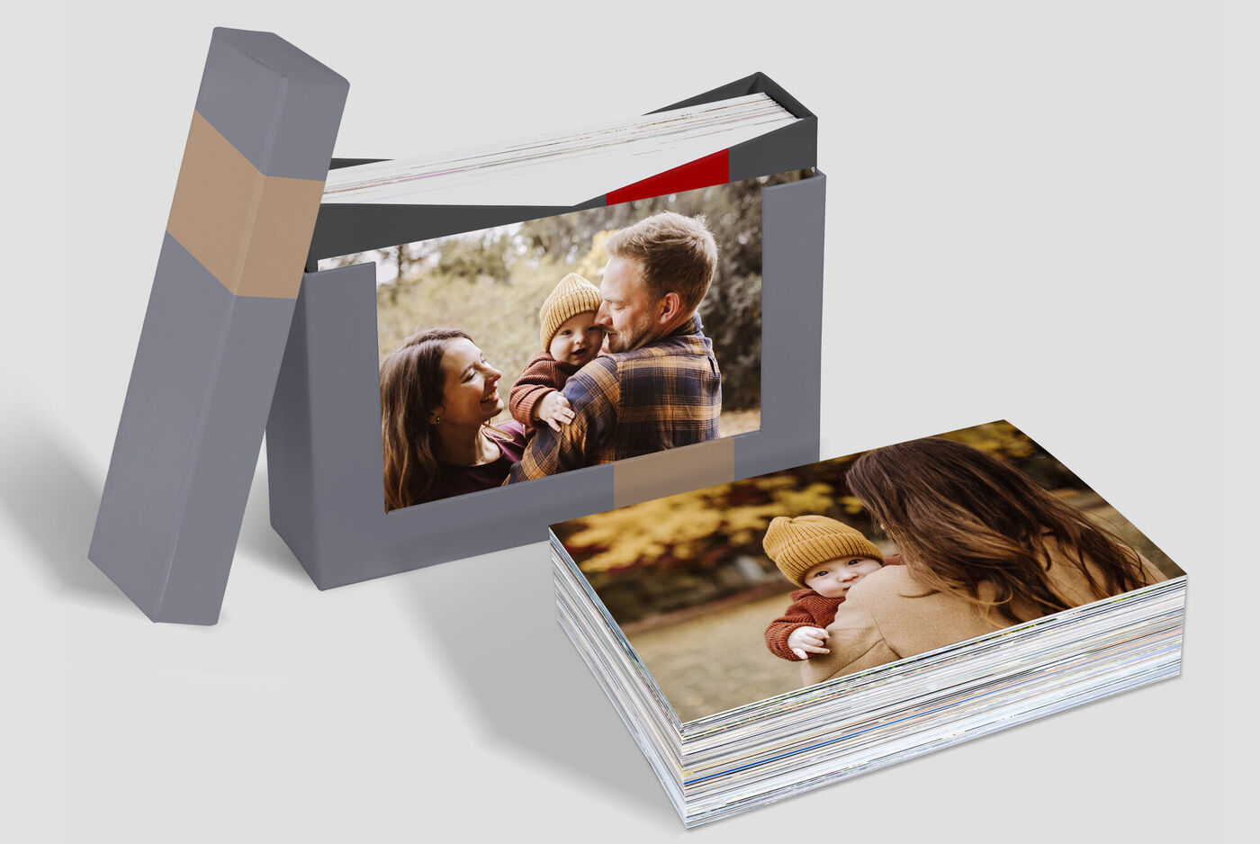 Dos libros de fotos amorosos con momentos familiares, uno muestra un abrazo al aire libre y el otro una madre con su hijo.