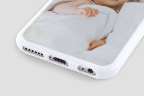 Teléfono con funda personalizada y una imagen en ella.