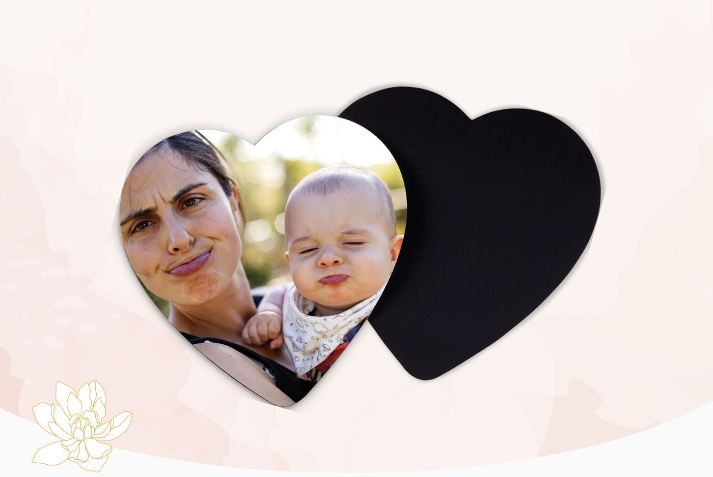 Dos corazones con una foto familiar sobre un fondo de corazón negro.