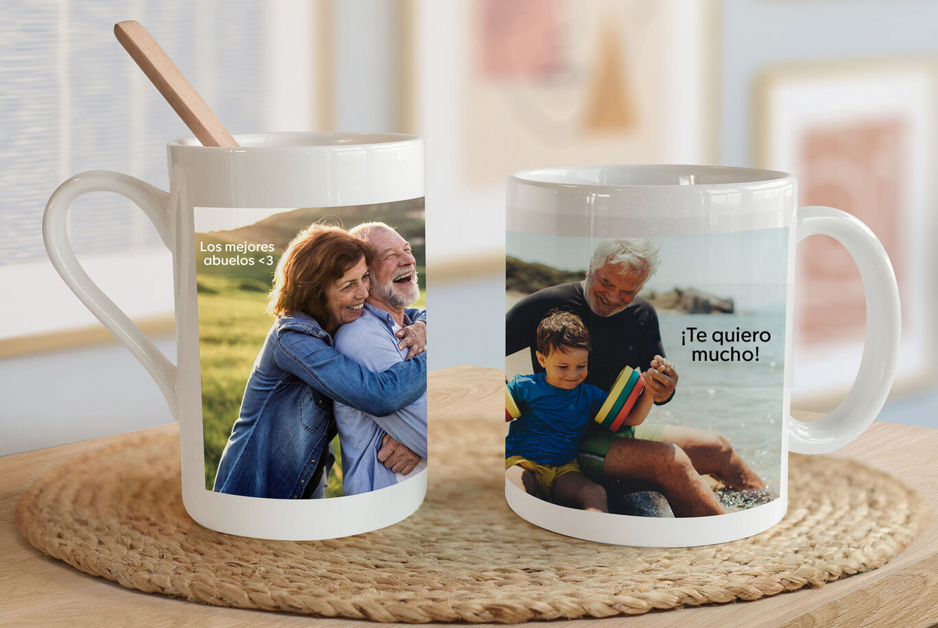 Dos tazas en una mesa con fotos cariñosas de personas.