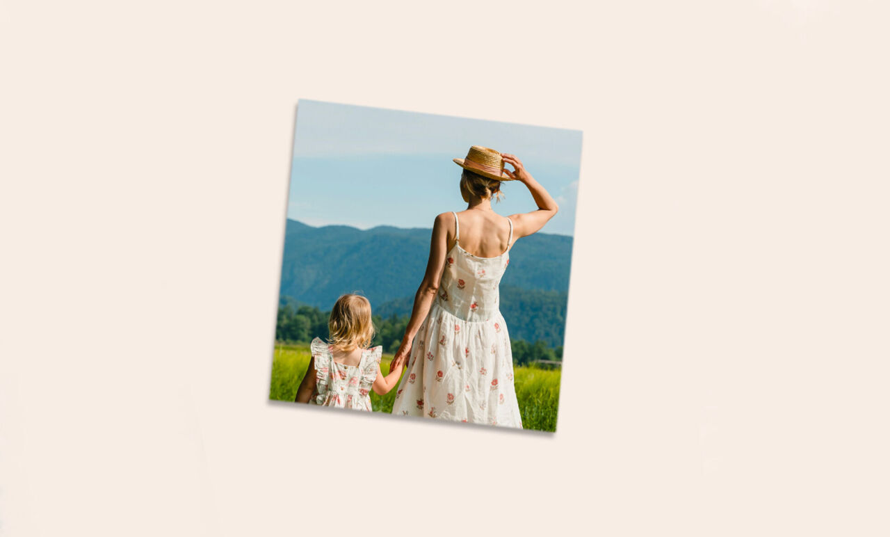 Foto cuadrada impresa de una madre y una hija