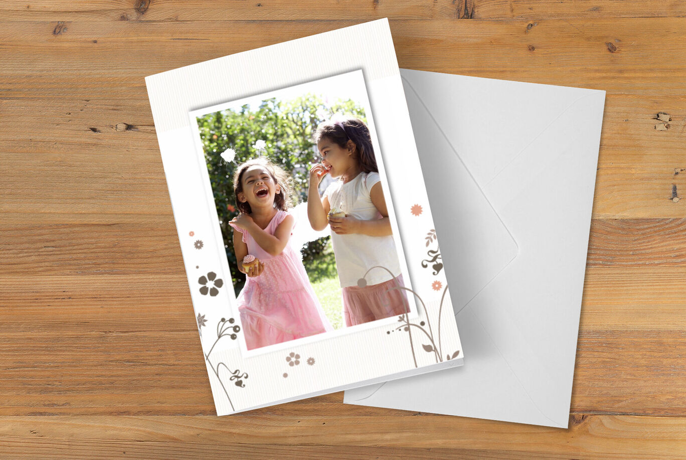Dos niños con vestidos disfrutan helado al sol frente a un fondo verde.
