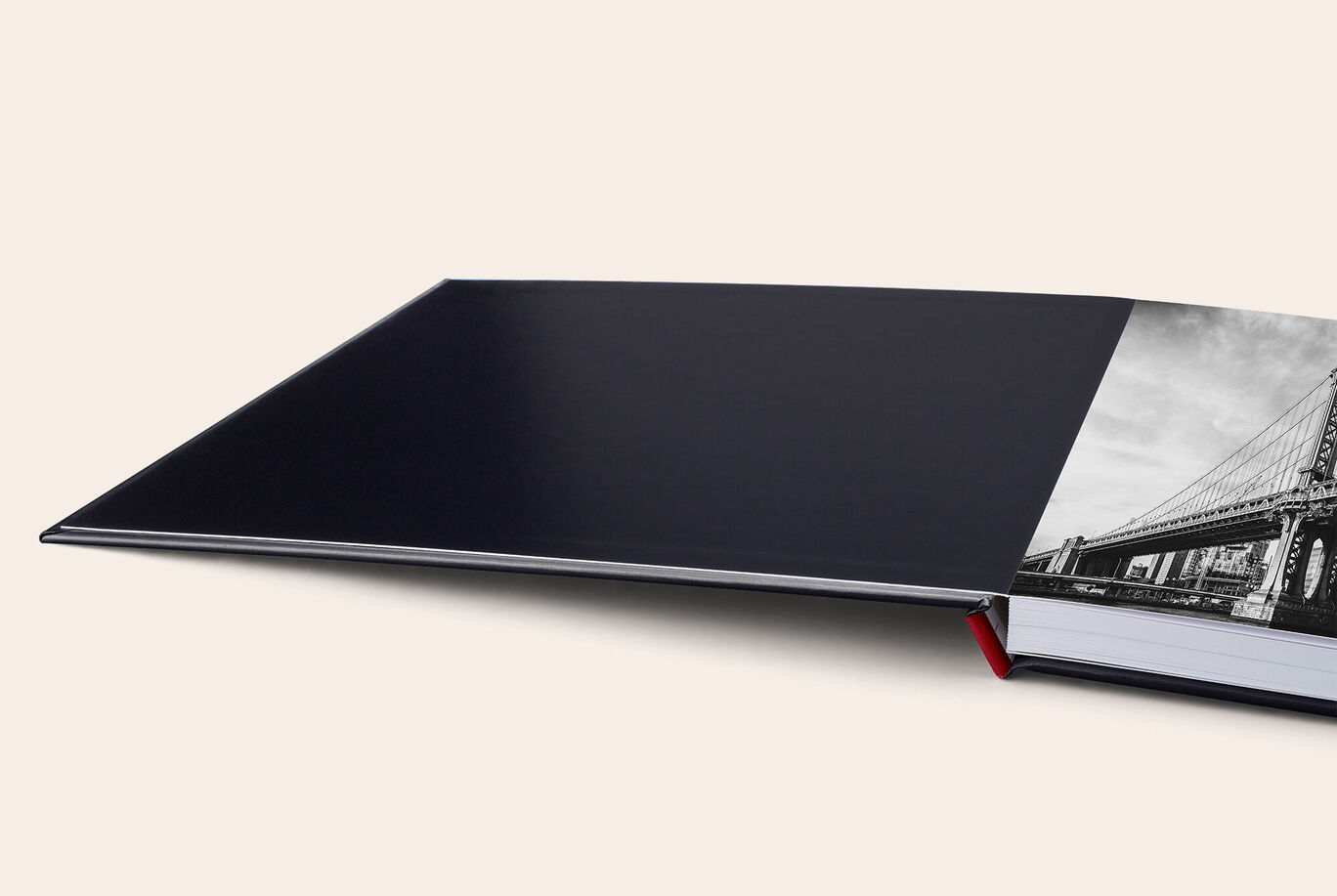 Álbum de fotos con la primera página interior negra.