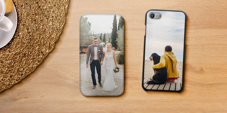 Dos fundas de teléfono con fotos: motivo de boda a la izquierda, paisaje con pareja a la derecha.