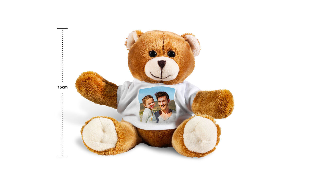 Peluche con una camiseta que tiene una foto impresa en el centro.
