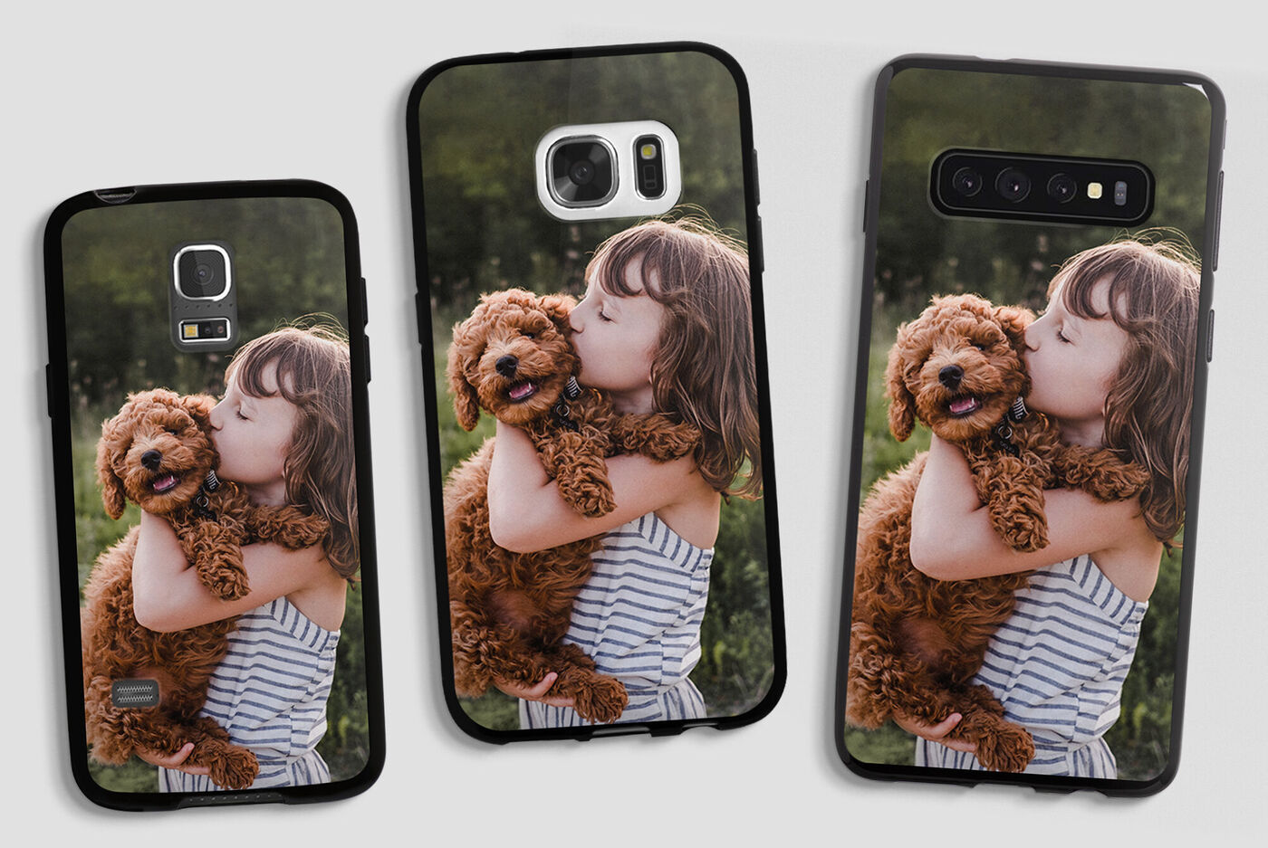 Tres fundas de teléfono con una foto de una niña abrazando un perro