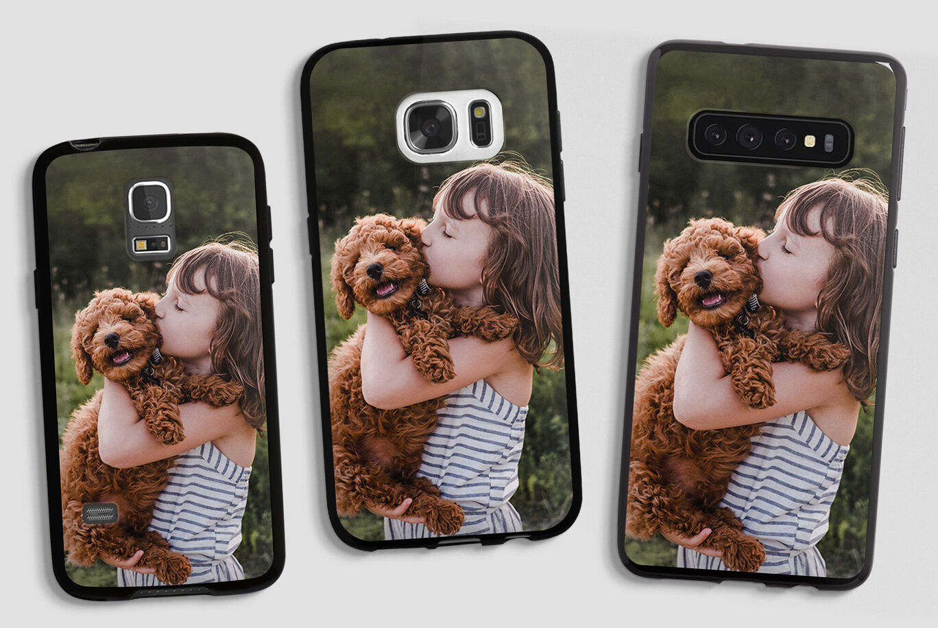 Tres fundas de teléfono con una foto de una niña abrazando un perro