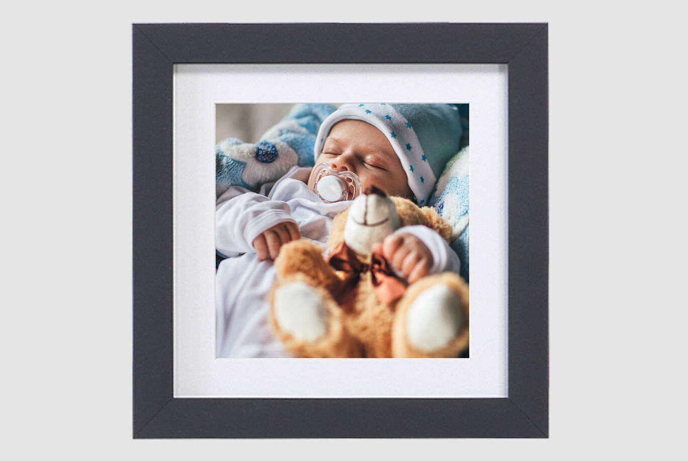 Captura tierna de un bebé sosteniendo un peluche, abrigado.