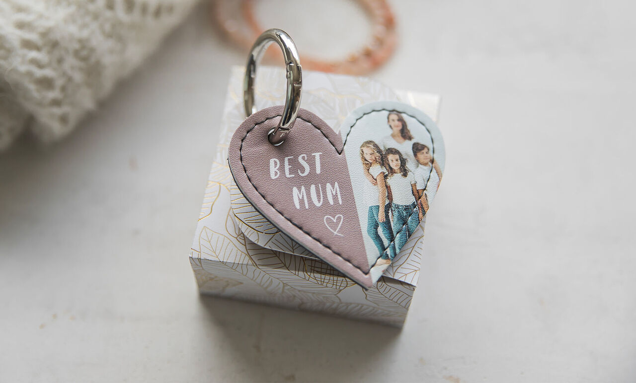 Llavero personalizado con imagen de una familia y texto que pone "mejor mamá".