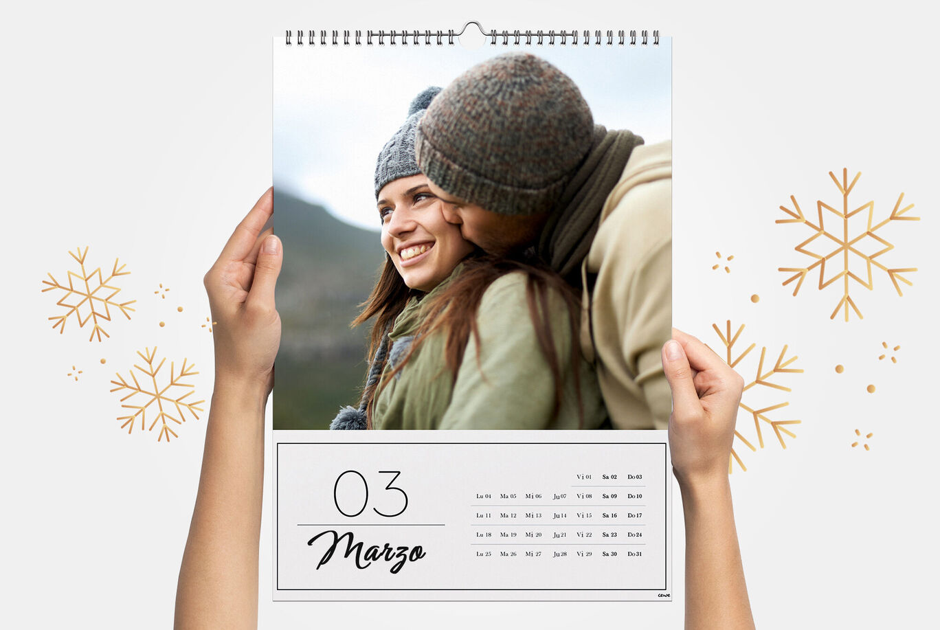 Un hermoso calendario de fotos con una pareja abrazándose. Marzo muestra un momento feliz en la naturaleza.