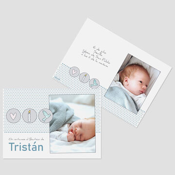 Un diseño tierno con un recién nacido envuelto en una manta rodeado de símbolos cálidos.