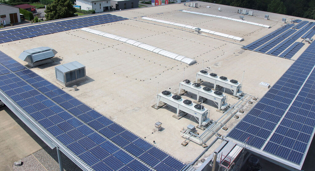 Techo con paneles solares y aire acondicionado al frente