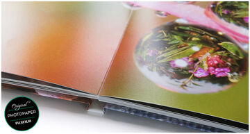 Primer plano de un álbum abierto con páginas coloridas y gotas de agua