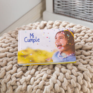 Un fotolibro CEWE diseñado con cariño con colorido confeti y un título colorido.