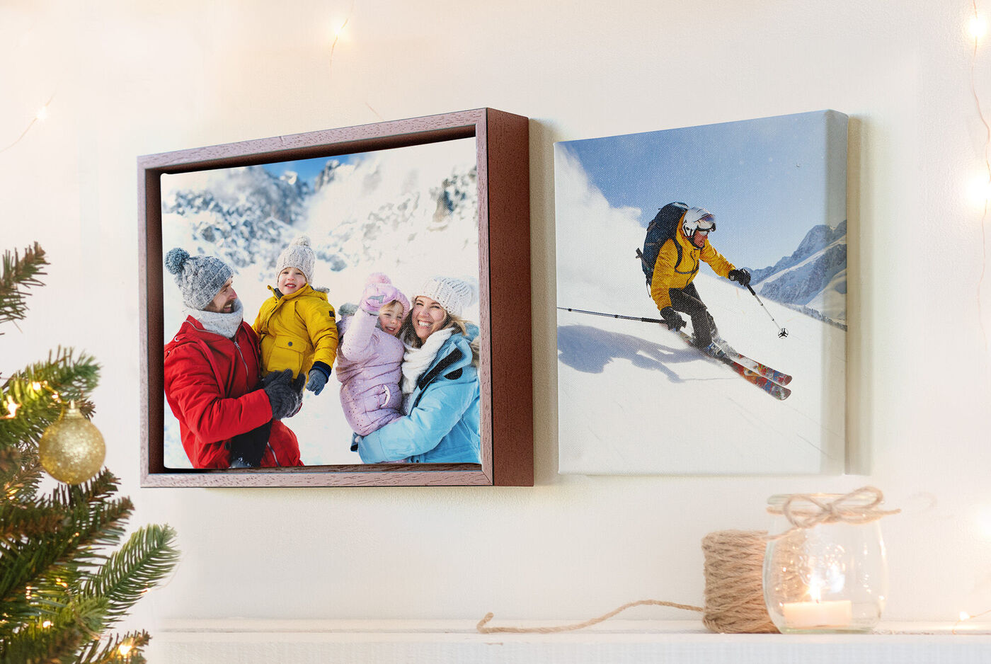 Una familia feliz posa frente a una montaña nevada con un niño en traje de nieve púrpura. Junto a ella, una imagen de un esquiador.
