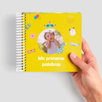 Un libro amigable para niños con imágenes y texto "Mis primeras palabras" en español.