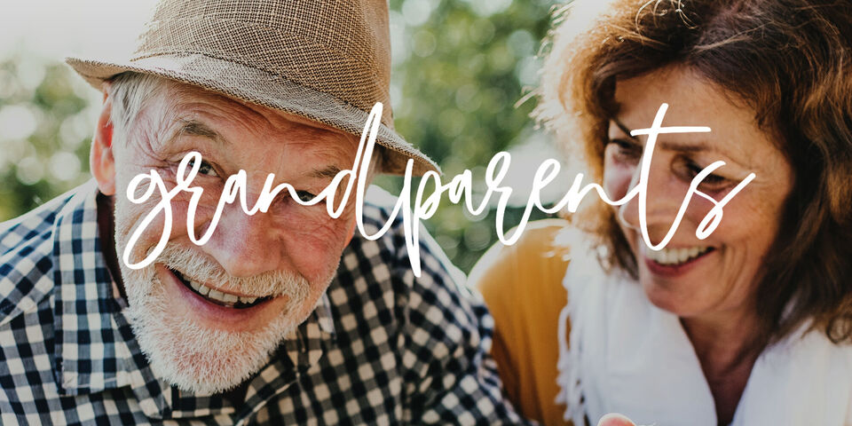 Una pareja feliz disfruta de un buen momento al aire libre.