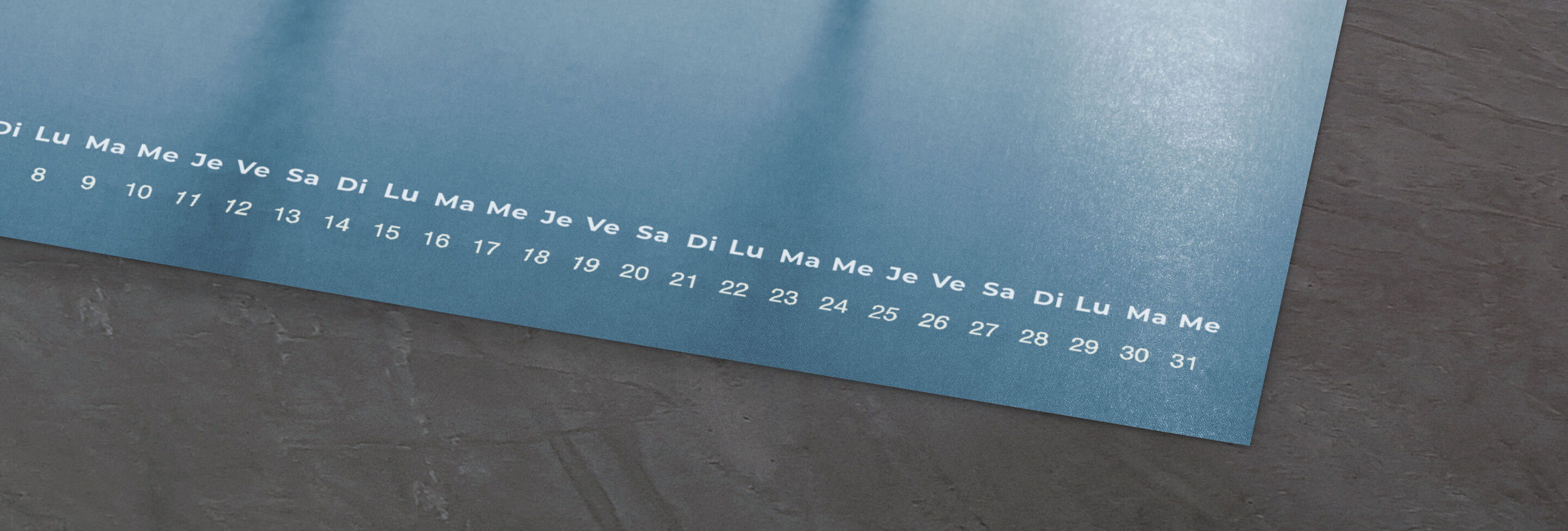 Un calendario de pared azul con días y números.