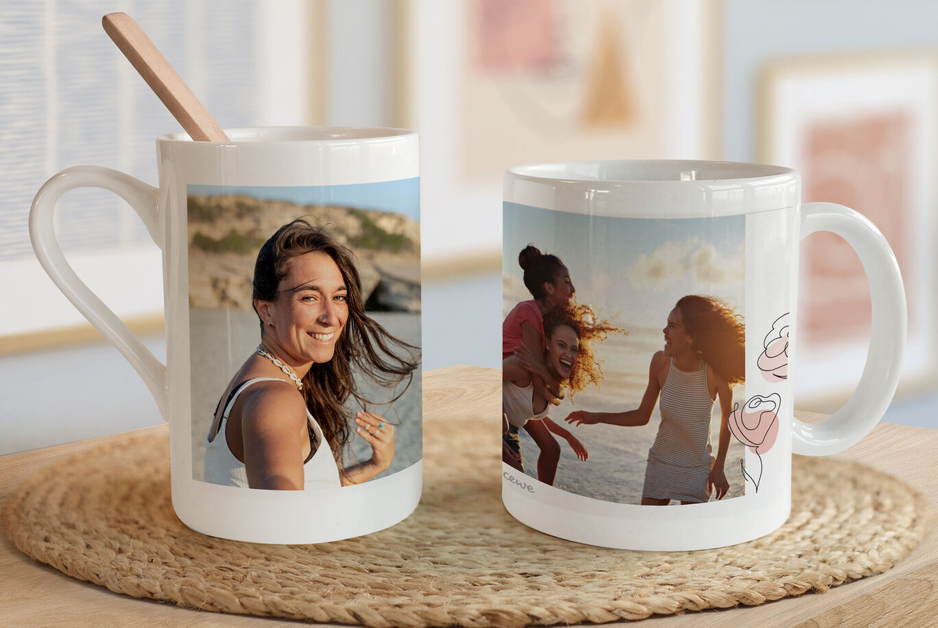 Dos tazas personalizadas con fotos y una cuchara de madera.