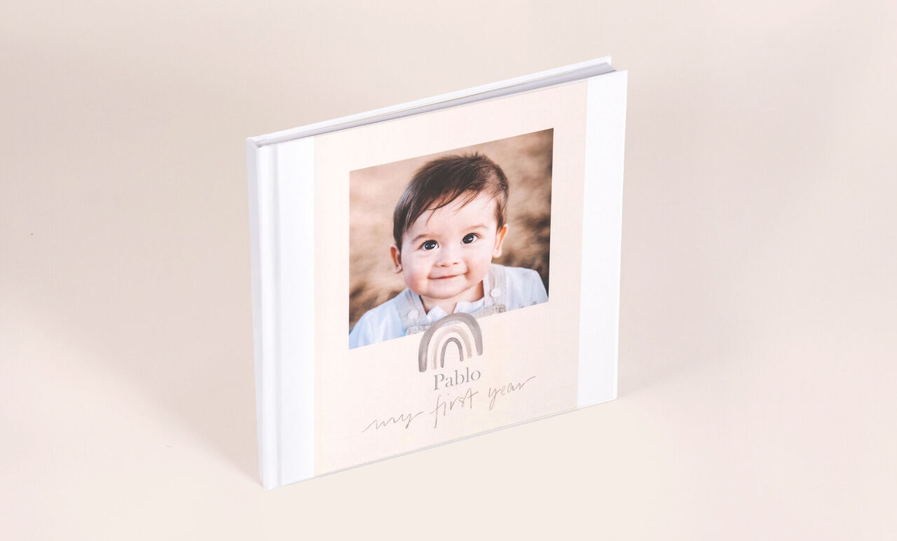 álbum de fotos mediano cuadrado con foto de un niño pequeño