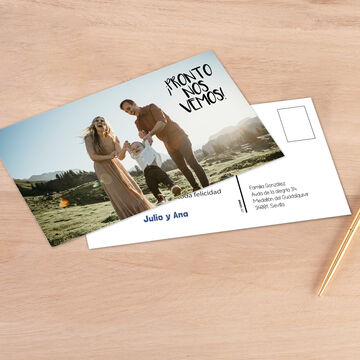 Familia en una tarjeta con un mensaje cálido y un hermoso paisaje de fondo