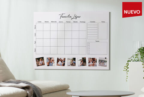 Un calendario familiar moderno con espacio para fotos y notas en la pared