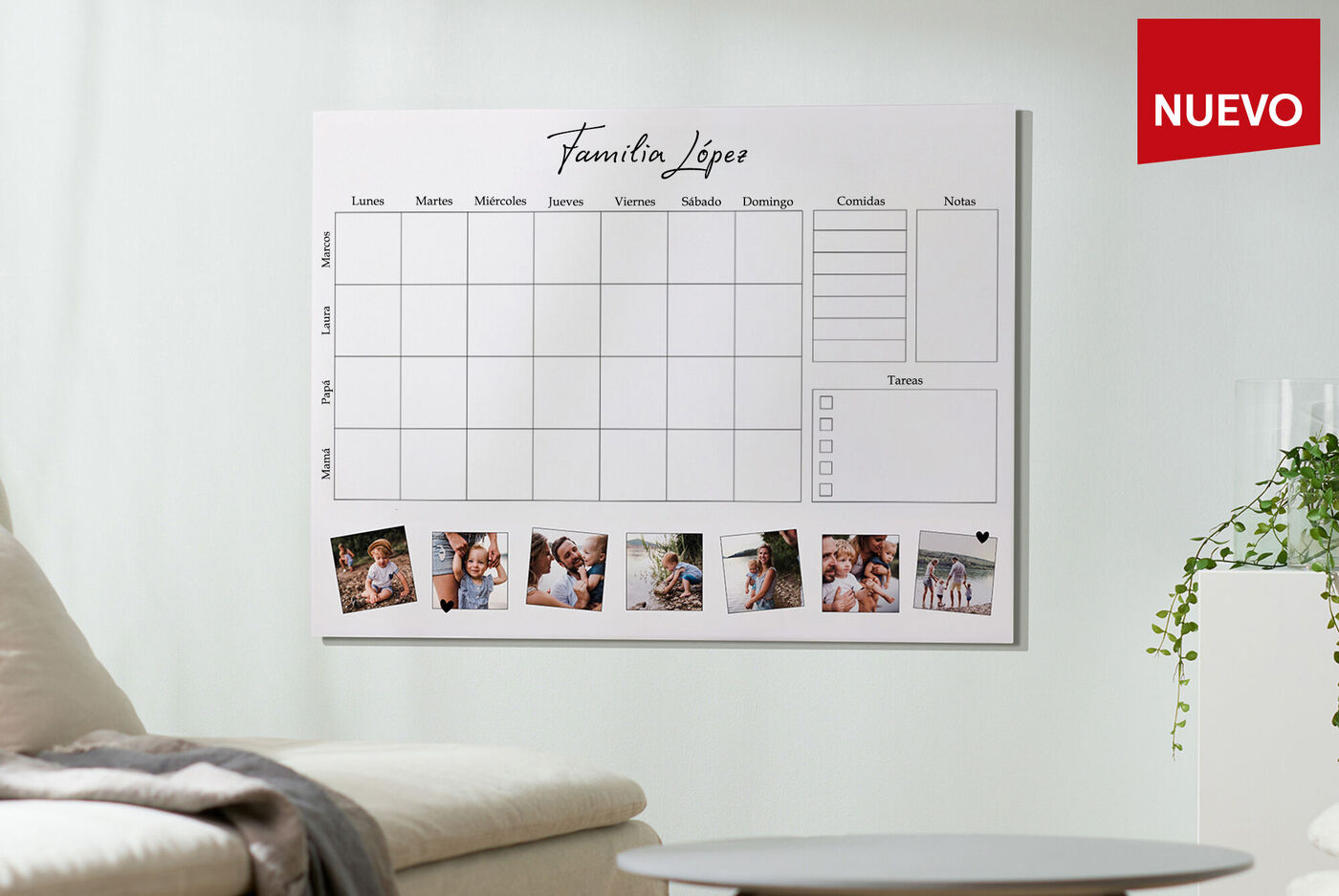 Un calendario familiar moderno con espacio para fotos y notas en la pared