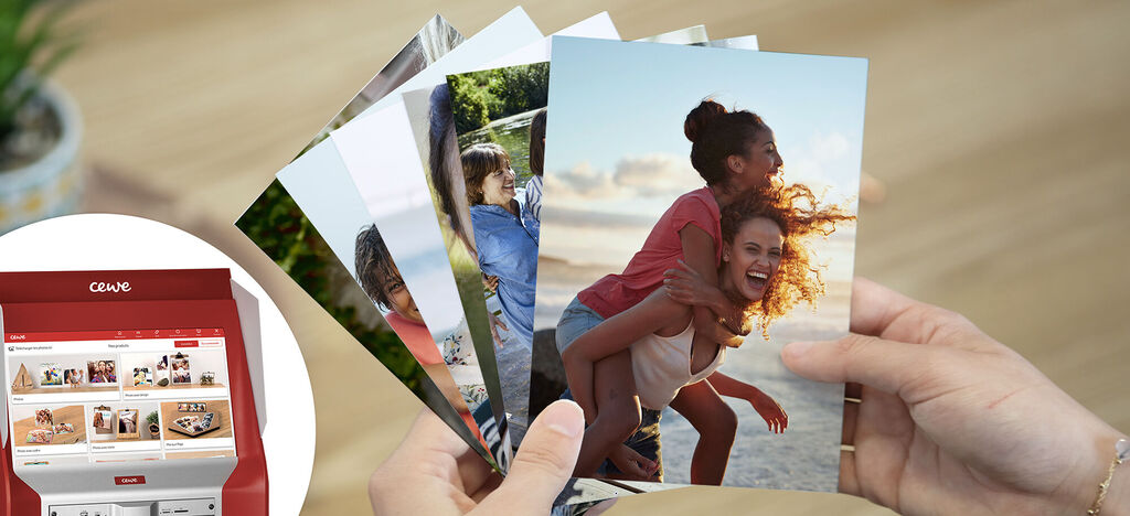 Manos sosteniendo impresiones fotográficas alegres, mostrando un par en la calle y una persona en la playa, fondo de CEWE.