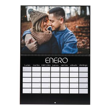 Un calendario romántico con una pareja abrazándose, rodeados de un bosque de otoño.