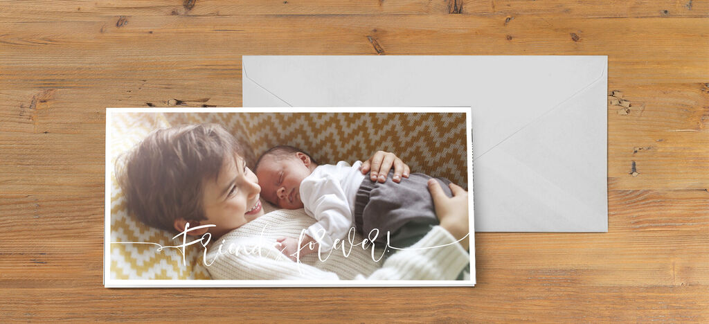 Un tierno motivo de una madre abrazando a su bebé.