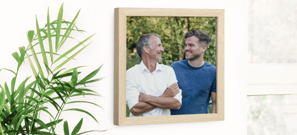 Maravilloso cuadro de dos personas sonriendo y orgullosas en un paisaje verde.