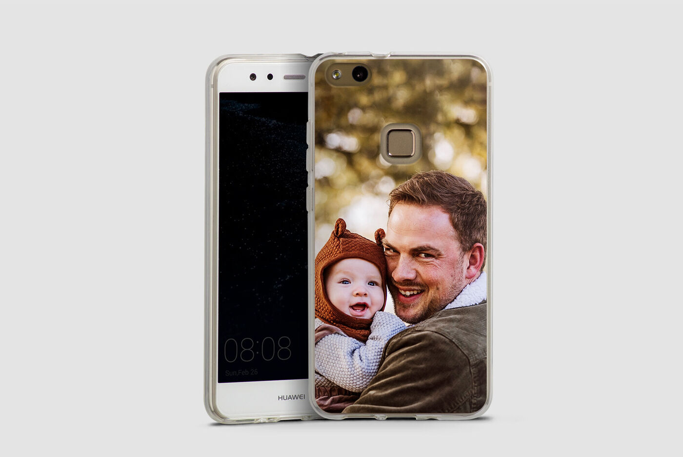 Una funda de móvil creativa con una foto amorosa de una persona abrazando a un niño.