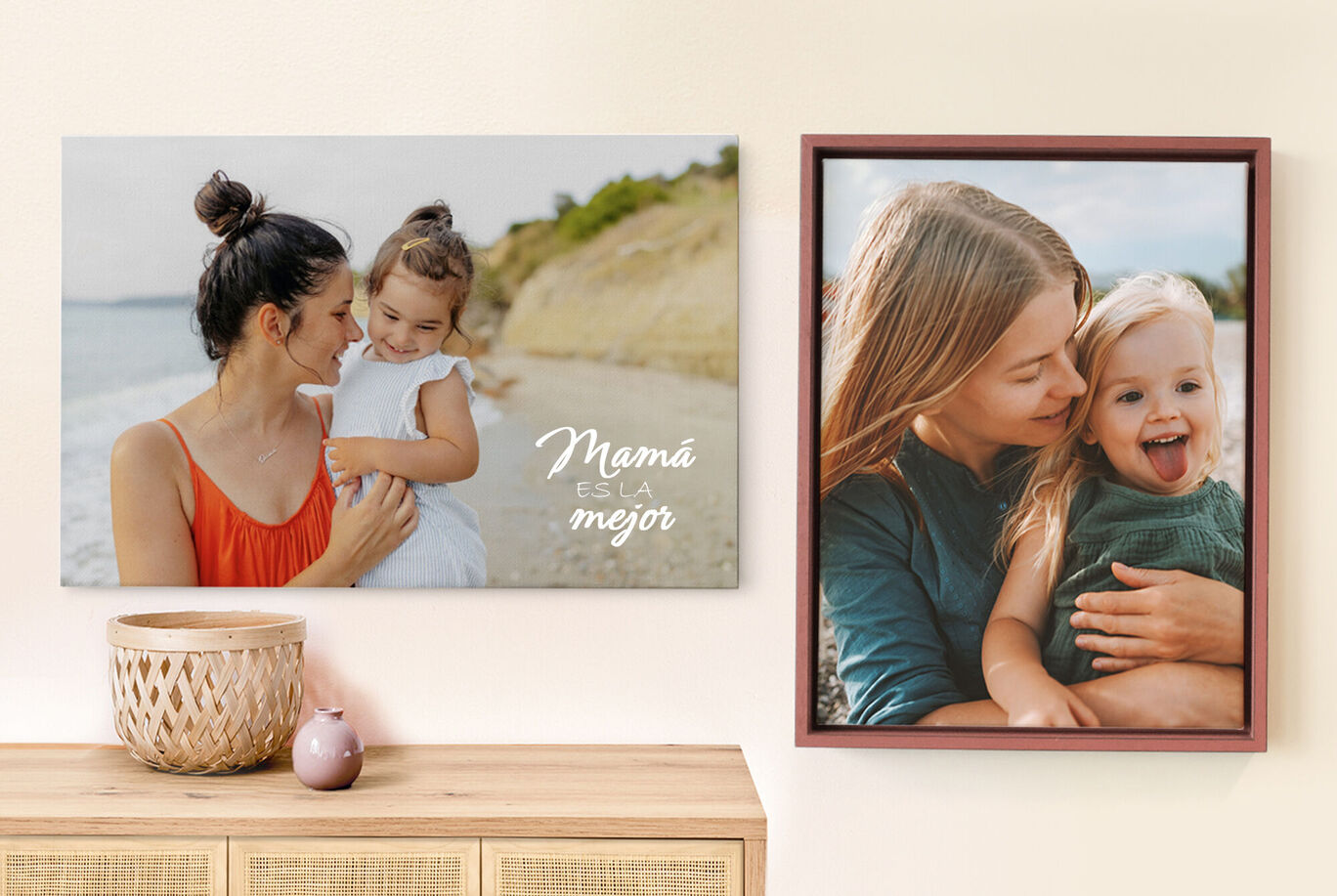 Dos cuadros familiares en una habitación luminosa. La imagen izquierda muestra a una mujer con un niño en la playa.