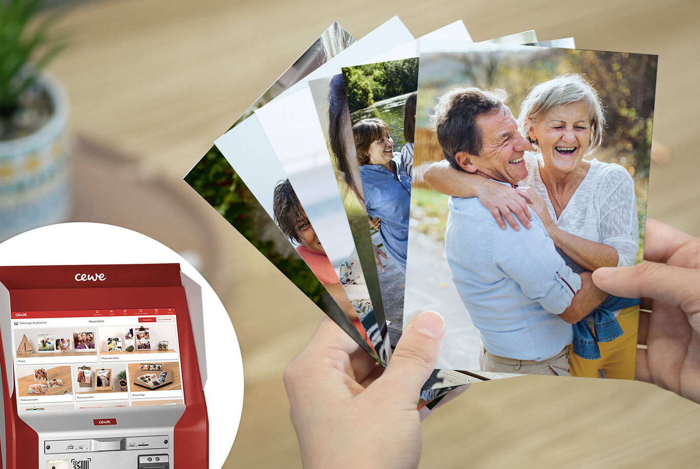 Mano con varias fotos en una casa. Cada imagen muestra momentos bonitos con amigos y familia. Impresión CEWE.