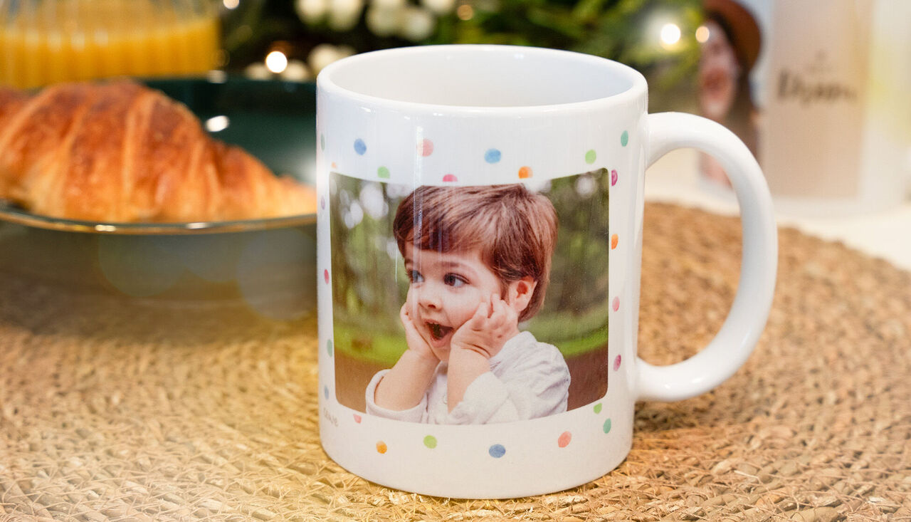 Taza con un patrón de puntos coloridos y foto de un niño.
