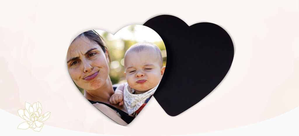 Tarjeta fotográfica en forma de corazón con un niño y un adulto, en colores suaves.