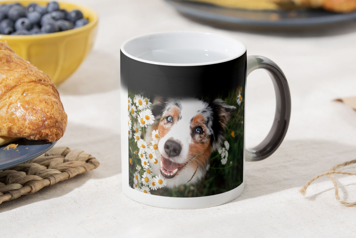 Taza mágica, descubre la foto oculta en la superficie cuando entra con el calor de una bebida.