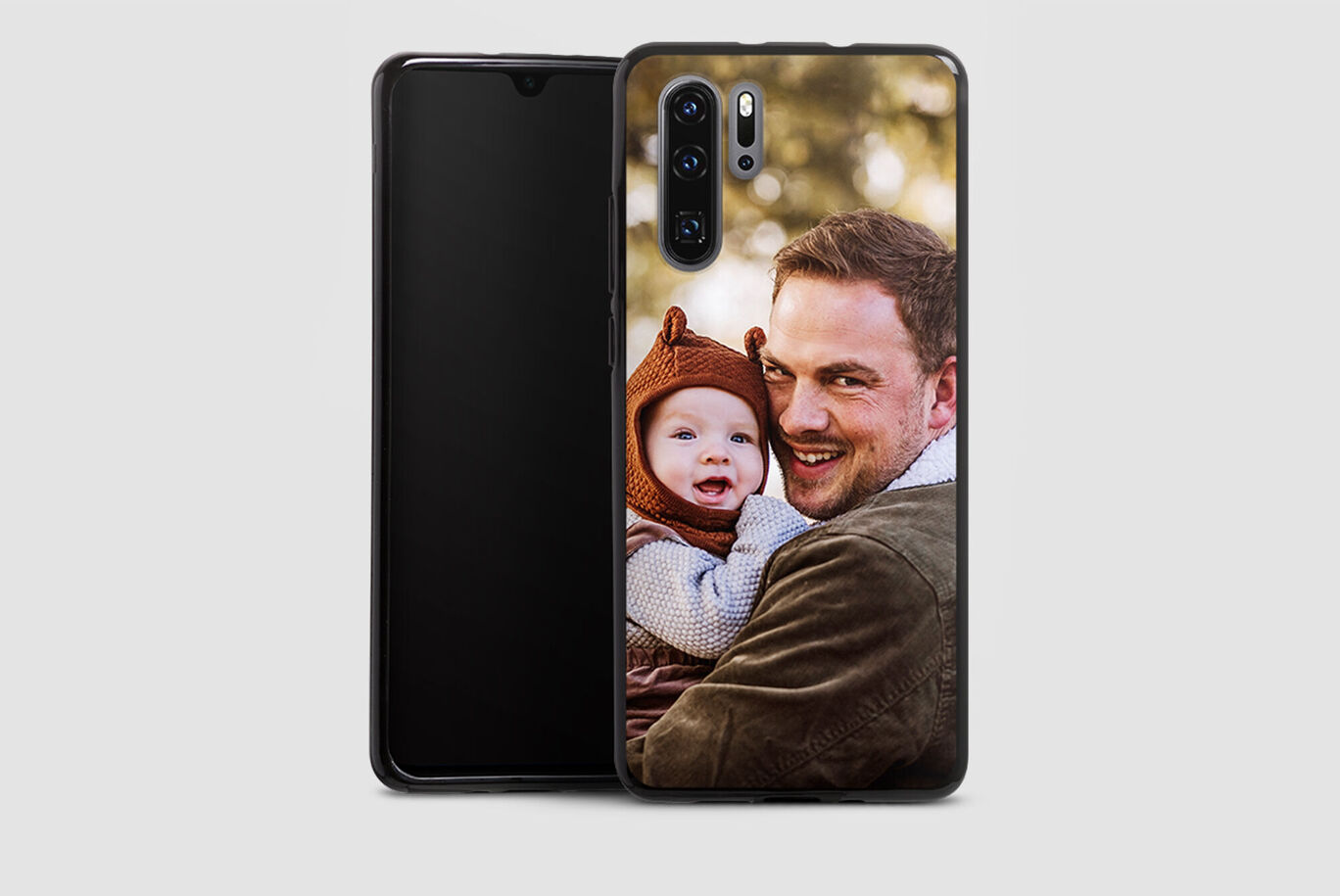 Un hombre abraza a un niño al aire libre, ambos sonríen y disfrutan del momento.